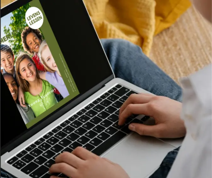 persoon met laptop die levenslessen gebruikt